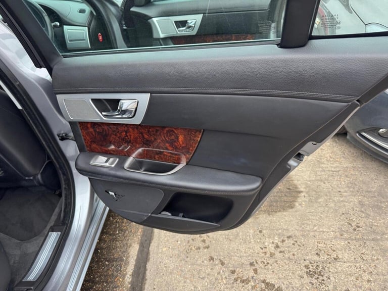 JAGUAR XF 2.2d Luxury Auto Euro 5 (s/s) 4dr 2011