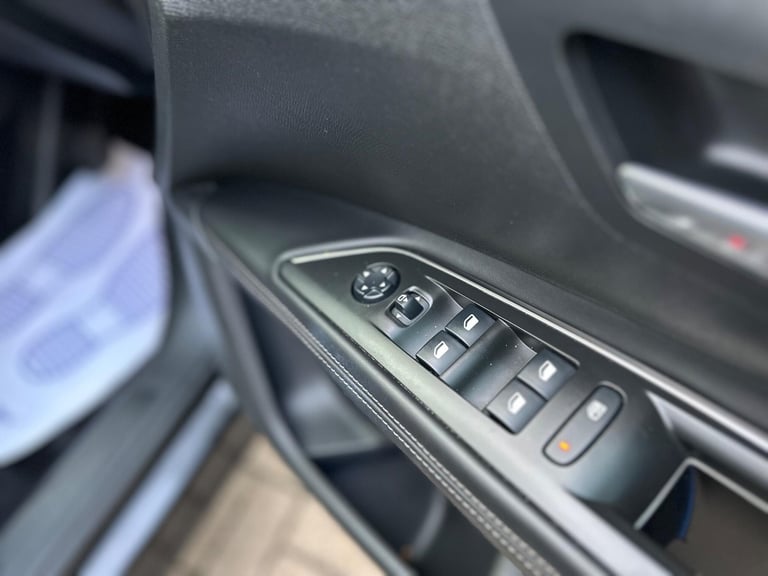 2018 Peugeot 5008 1.2 PureTech Allure EAT Euro 6 (s/s) 5dr HATCHBACK Petrol Automatic