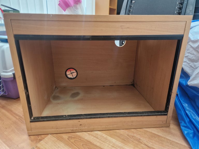 Reptile enclosure vivarium glass front