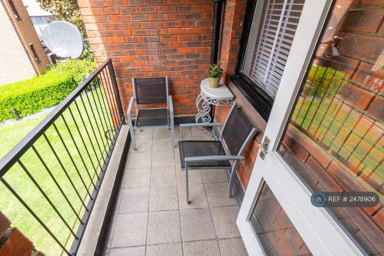 1 bedroom flat in Cooper Close, London, SE1 (1 bed) (#2478906)