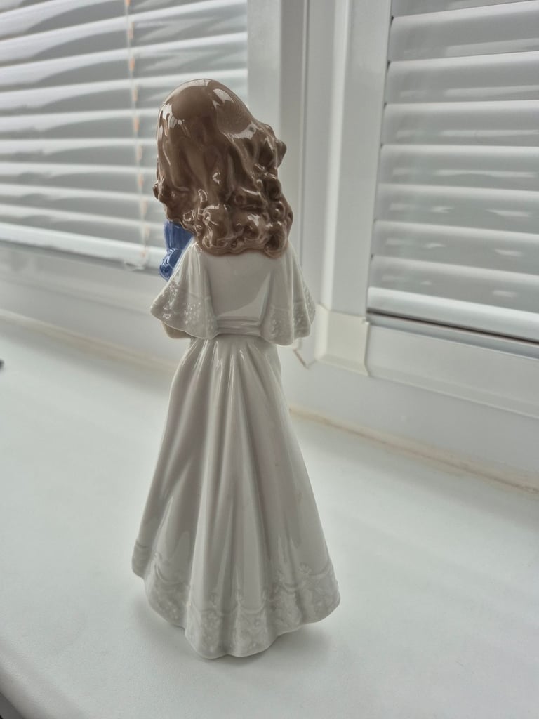 Nao by Lladro Figurine (Number 1107)