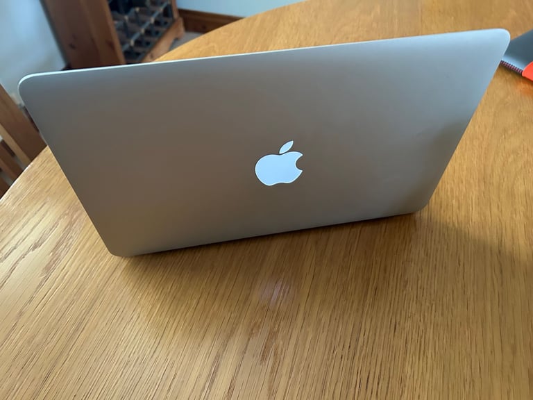 Apple MacBook Air 11.6 ” 1.6GHz 4GB/128GB Intel Core i5 - Immaculate