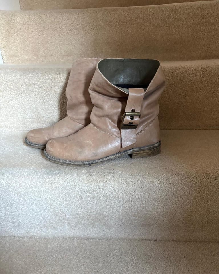 Boots  , Red or Dead size 6