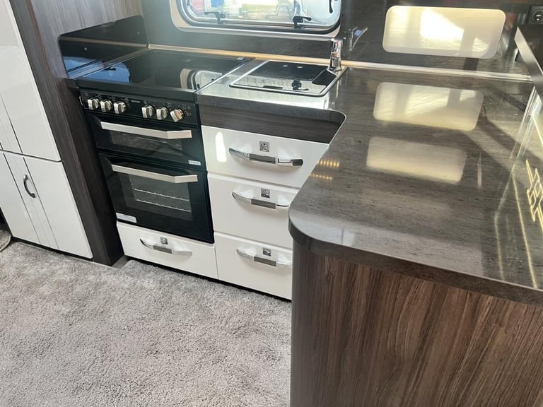 2024 HOBBY PRESTIGE 720 WQC 4 Berth fixed island bed End washroom