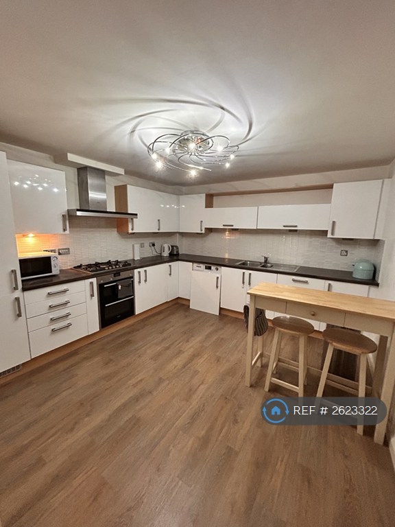 3 bedroom flat in Chesterfield Gardens, Glasgow, G12 (3 bed) (#2623322)