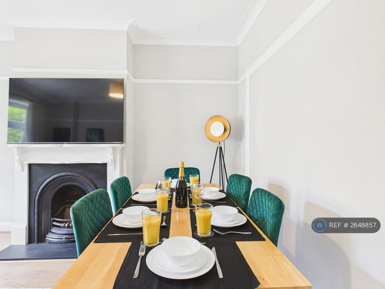 4 bedroom house in Merton Hall Gardens, London, SW20 (4 bed) (#2648857)