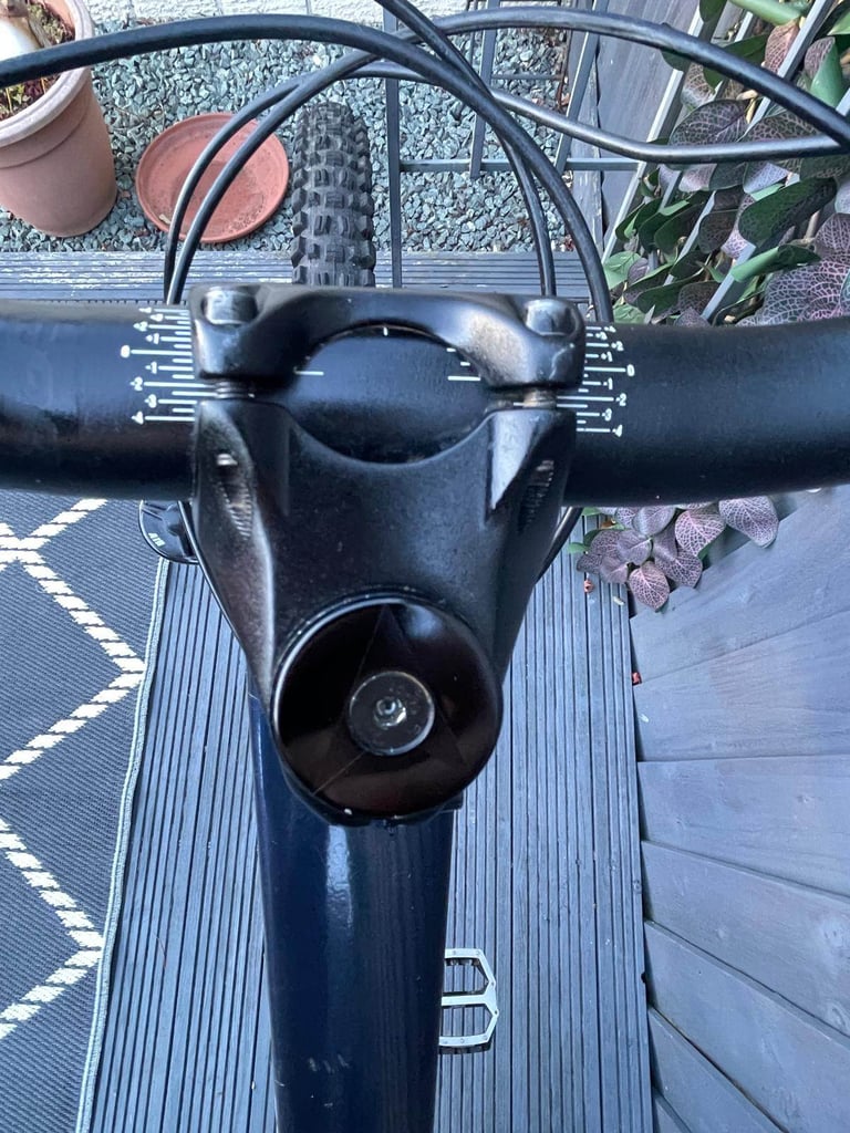 2022 Vitus Escarpe 27 CR mountain bike in velocity blue. 