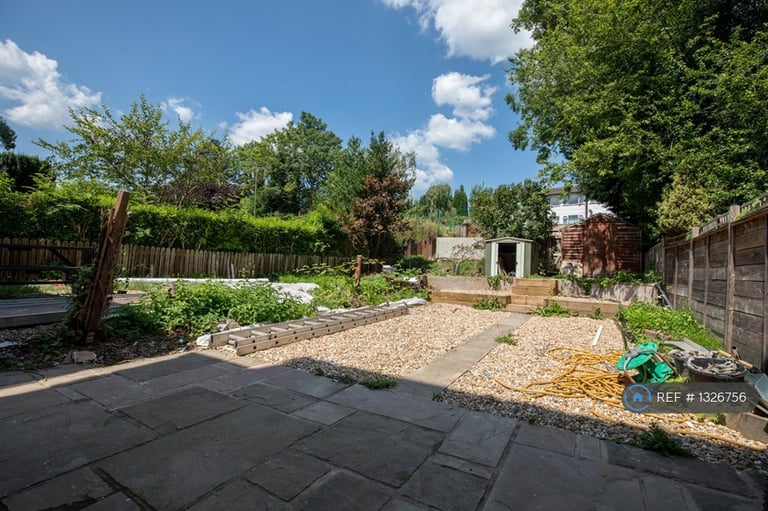 6 bedroom house in Rupert Road, Guildford, GU2 (6 bed) (#1326756)