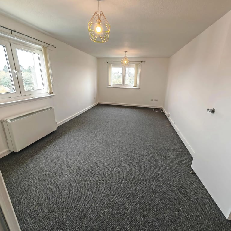 * Available to Rent - DUMBARTON - 2-BED FLAT - UNFURNISHED *