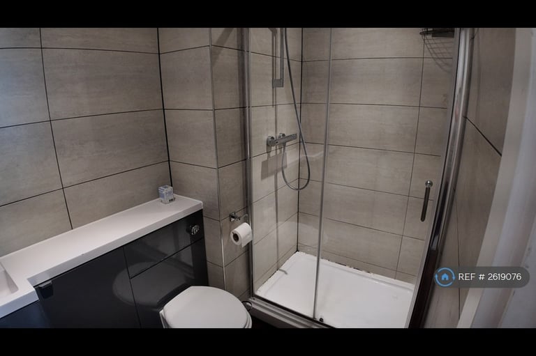 3 bedroom flat in West Point, Manchester, M16 (3 bed) (#2619076)