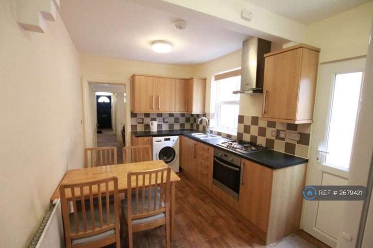 4 bedroom house in Grange Avenue, Reading, RG6 (4 bed) (#2679421)