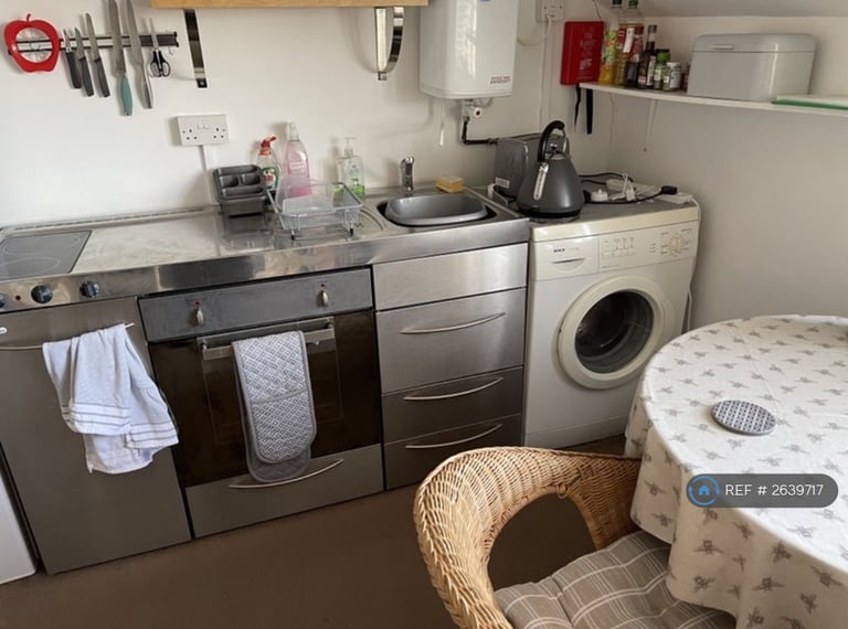Studio flat in Southwood Avenue, London, N6 (#2639717)