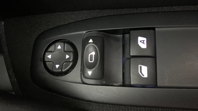 2016 Peugeot 208 1.2 PureTech XS White Hatchback 5dr Petrol Manual Euro 6 (82 ps) Hatchback Petro...