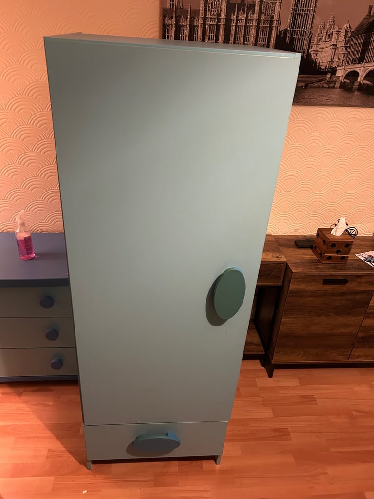 Wardrobe and chest of drawers 
