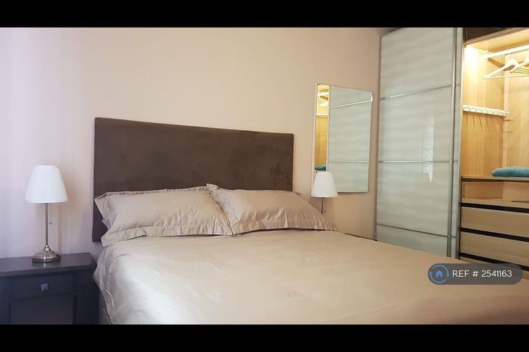 2 bedroom flat in Falcon Drive, Cardiff, CF10 (2 bed) (#2541163)