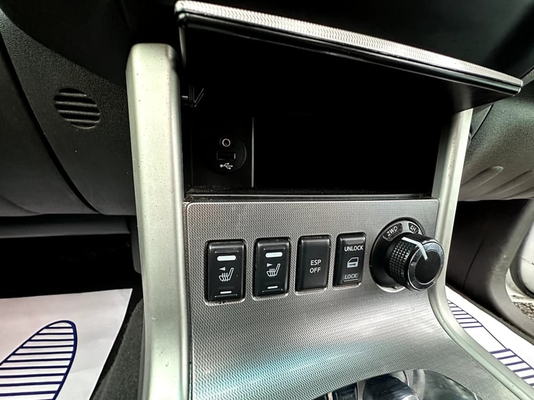 2013 Nissan Navara 3.0 dCi V6 Outlaw 4WD Diesel 4-Door Diesel