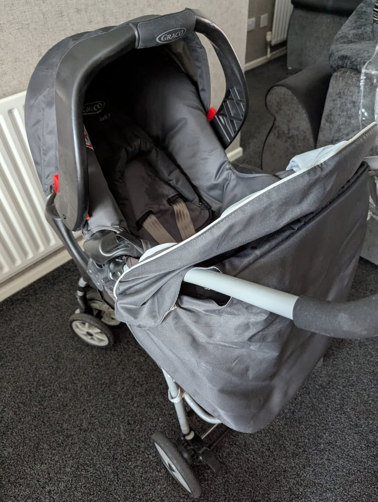 Graco Travel Puschair + Car seat + accessories 