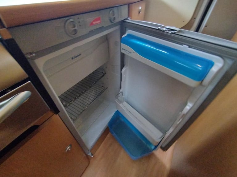 Trigano Tribute 2 berth 3 seat belts DIESEL MANUAL 2004/53