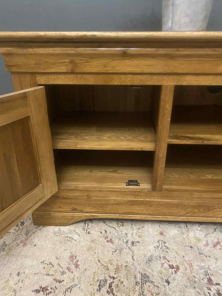💙📺 Oak Furnitureland solid oak tv unit cabinet from the French Farmhouse rustic range 