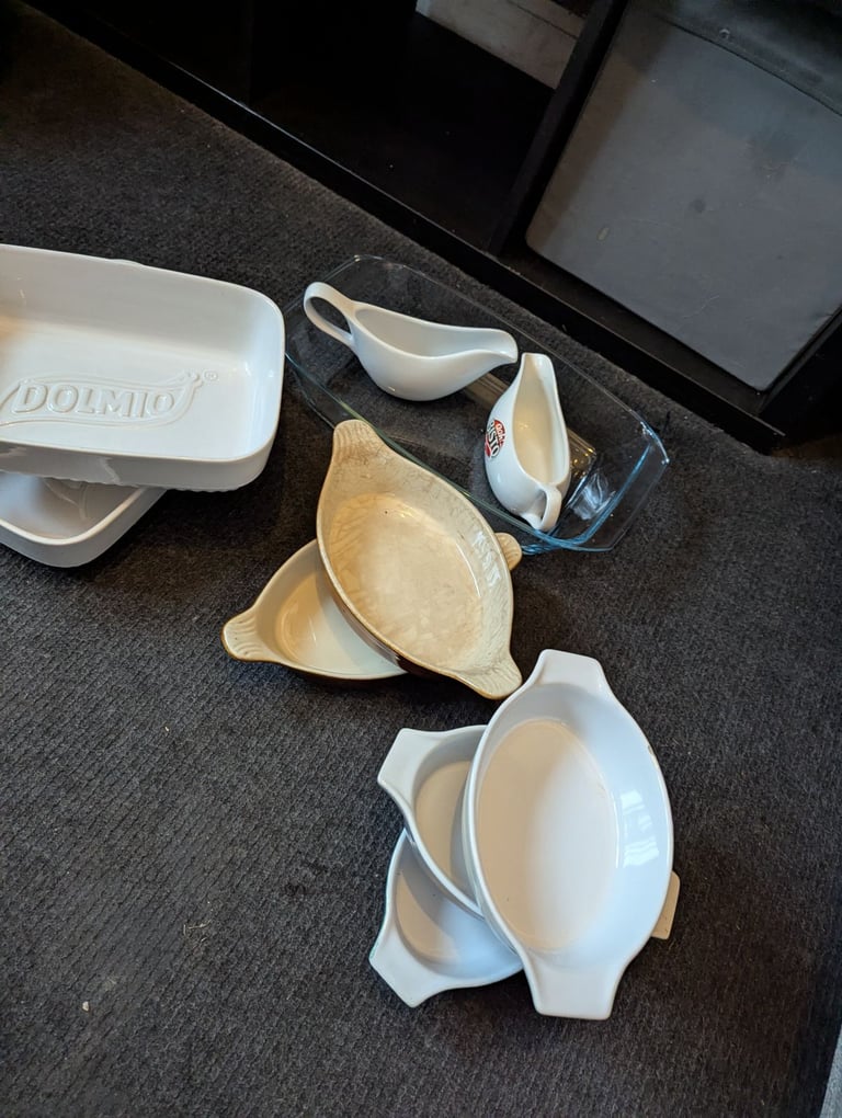 image for Mix of ceramic dishes 
