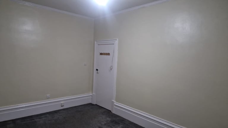 2 bed flat , separate kitchen , 1 seperate toilet and 2 very spacious rooms 