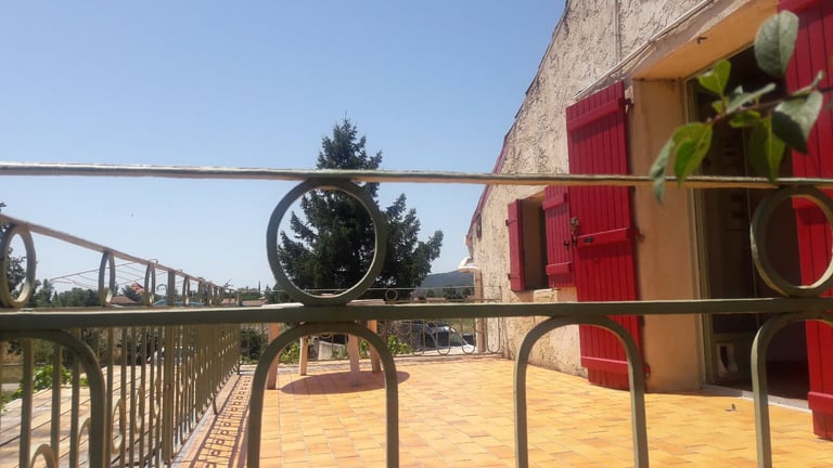 SOUTH OF FRANCE:  Pâradise 6h30 from London by train. 45 mn train to Lyon airport