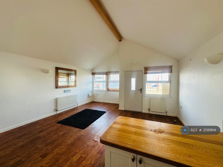 3 bedroom house in Marsh Road, Cowes, PO31 (3 bed) (#2589114)