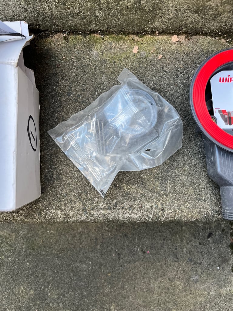 Slimline shower tray trap with square and round plate