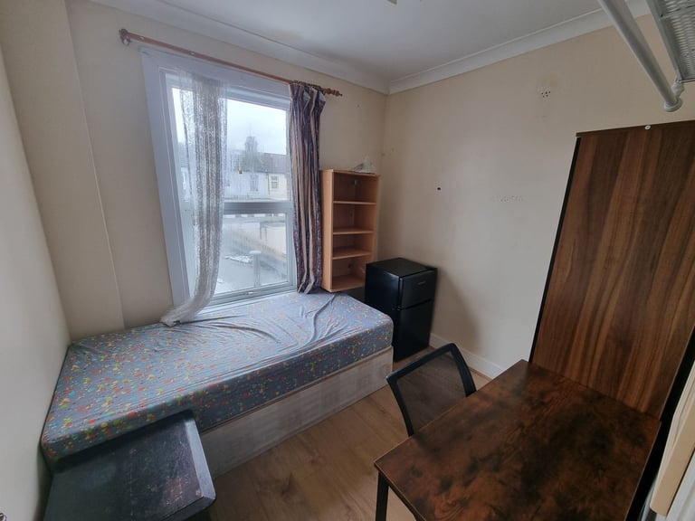 LIGHT AND AIRY ACCOMODATION - FEMALES PREF - NEAR STATION £580