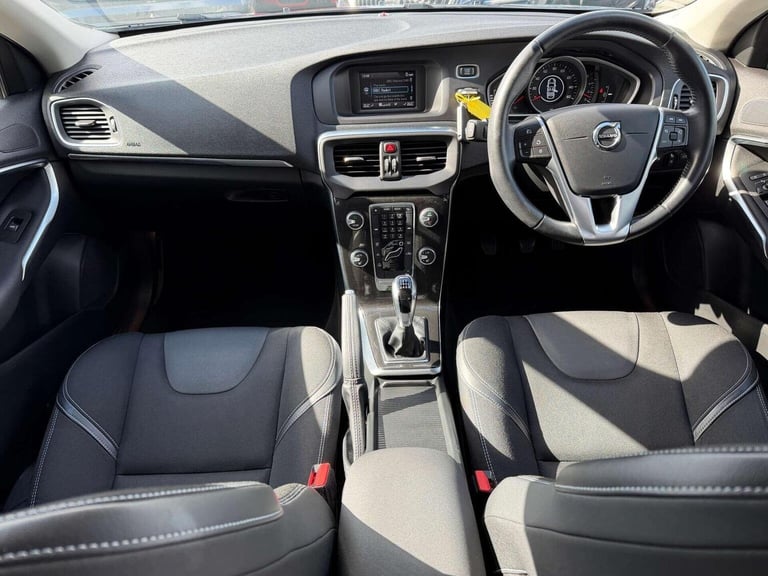 VOLVO V40 2.0 D2 Momentum Euro 6 (s/s) 5dr 2017