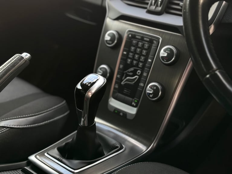 2015 Volvo V40 T2 SE 5dr HATCHBACK PETROL Manual