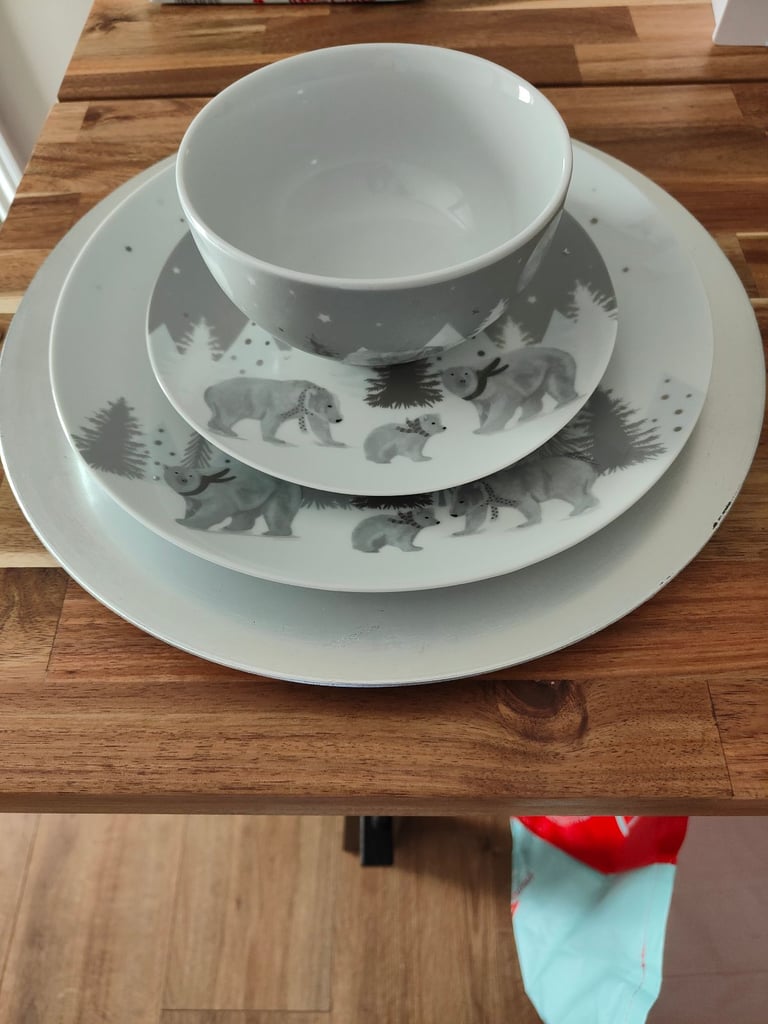 image for Christmas dinner set with chargers