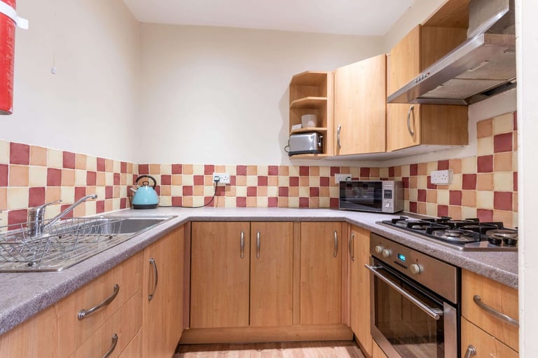 Well presented, 3 bedroom, 1st floor, HMO property in Sciennes – available November