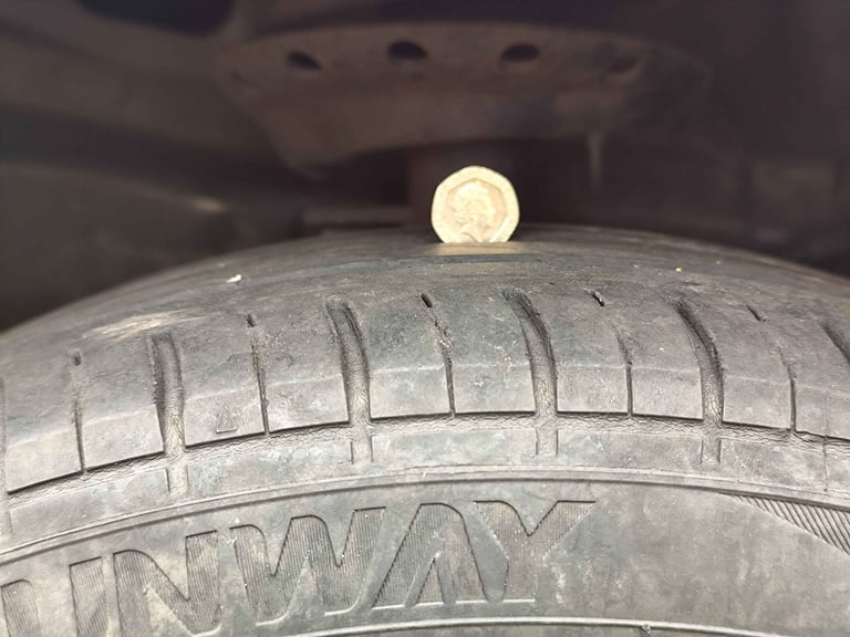 Ford Mondeo MK4 R17 Alloy Wheel whit BAD tyre £60