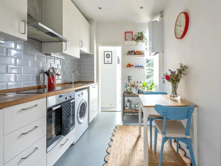🏡 Spacious room available in the vibrant area of Stratford🏡