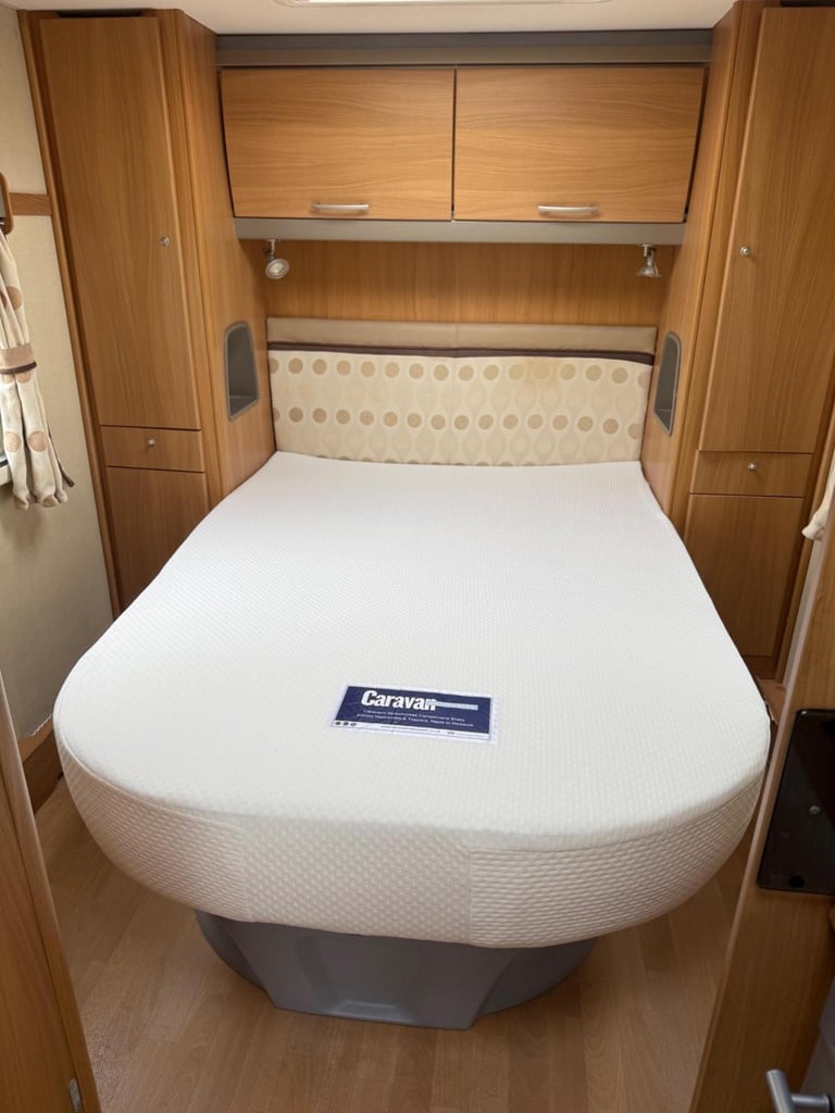 2008 Swift Conqueror 645 Fixed island  bed with new mattress