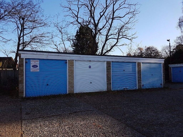 Garages to rent: Wallace Close (adj house 32), Woodley, Reading RG5 3HW