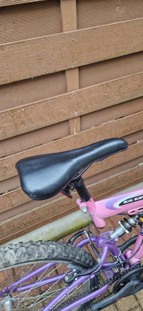 ROCKFOX REFLEX DUAL SUSPENSION 18 INCH FRAME 26 INCH WHEELS. VERY GOOD.