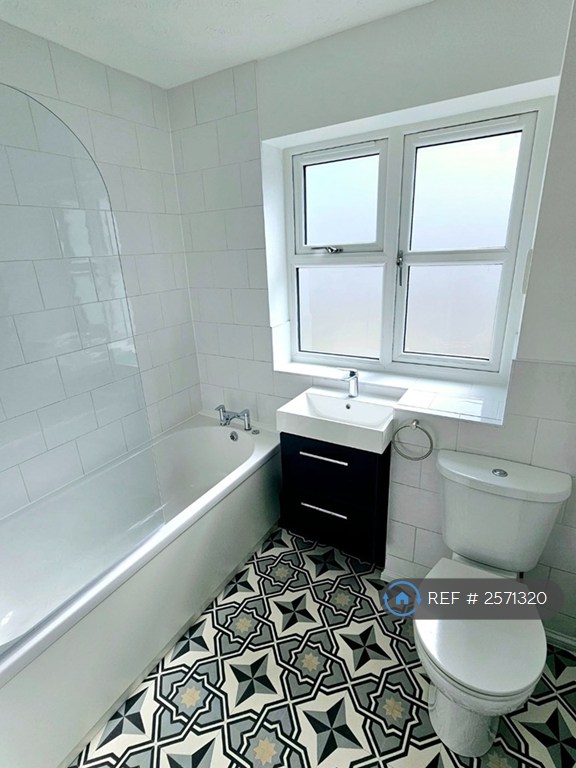 3 bedroom house in Church Street, Gawcott, Buckingham, MK18 (3 bed) (#2571320)