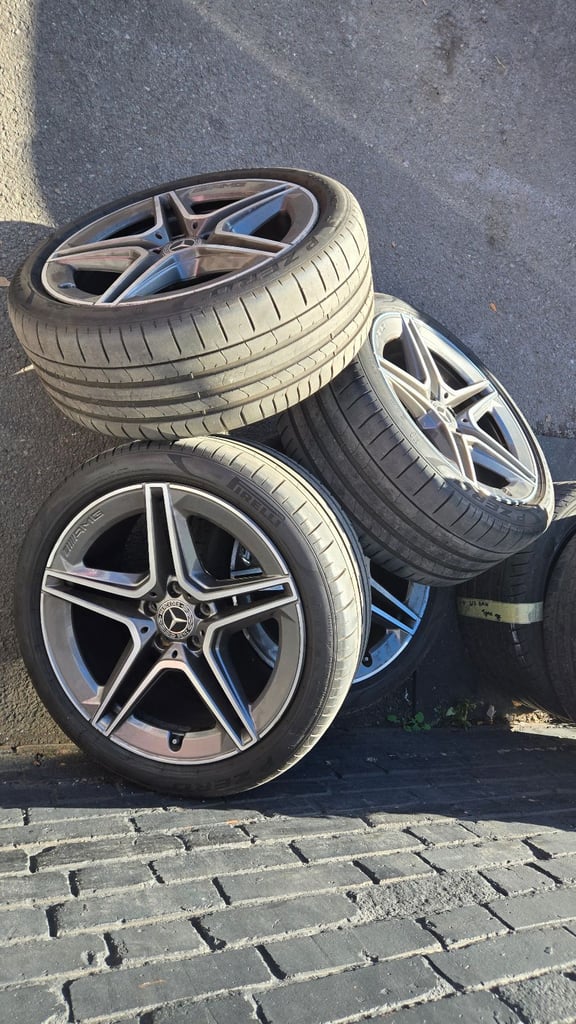 Mercedes Genuine 19 Inch 5 spoke alloy wheels and tyre
