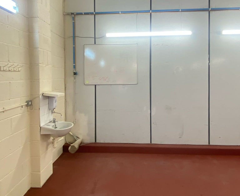 Best Unit in Rhyl for Motor Trade,  Commercial Unit to let 1,117 sq. ft. for Just £195/Week