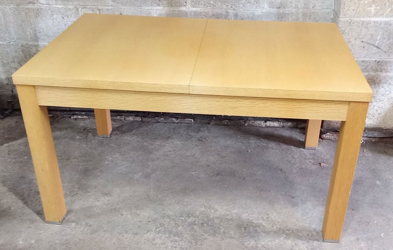 Extending dining table 