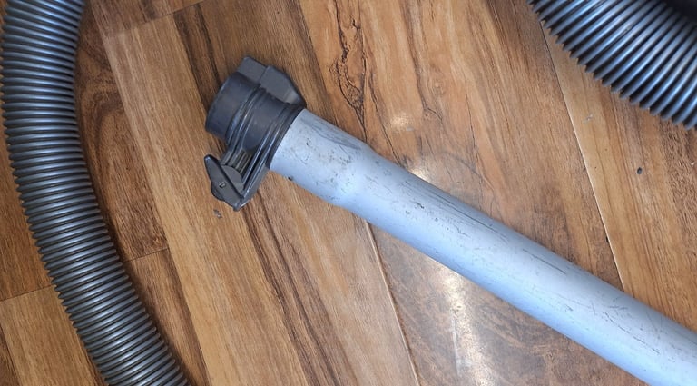 DC19 dyson vacuum cleaner,body & hose and pipe only.very strong 