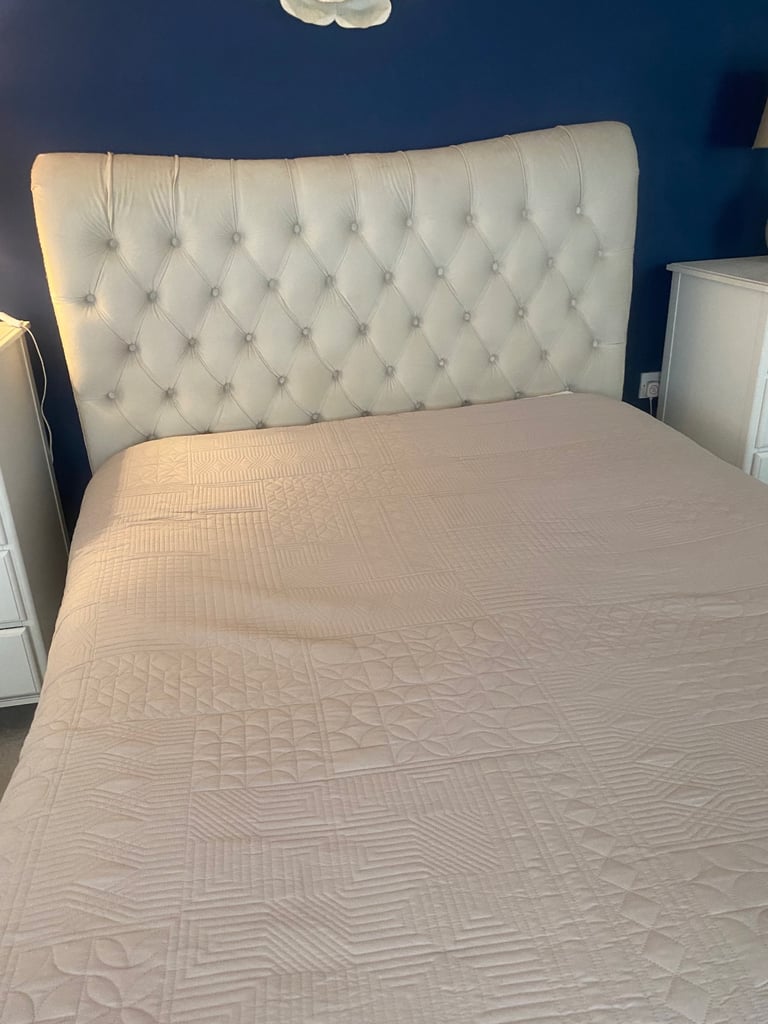 Kingsize bed frame ( quick sale ) 