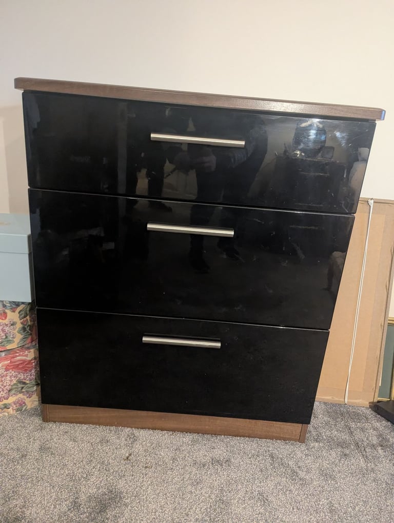 Bedroom Set Chest of Drawers and Bedside Table