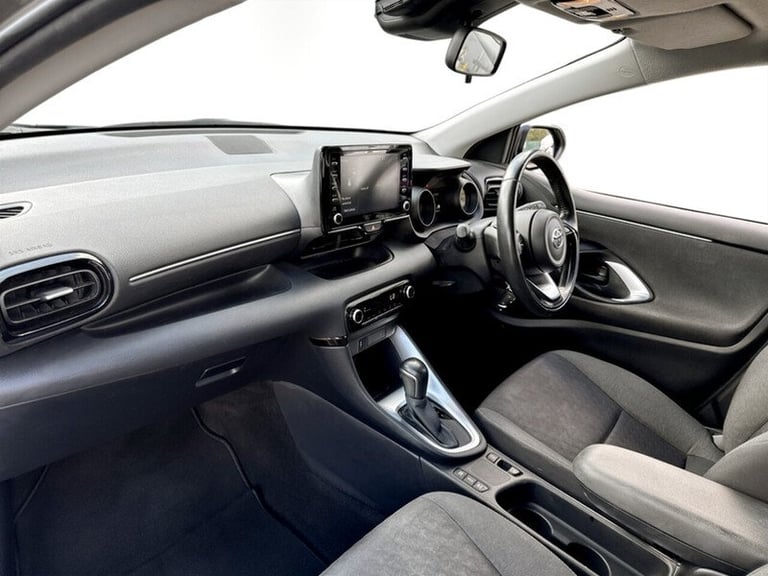  Toyota Yaris VVT-h Design Hatchback HYBRID Automatic