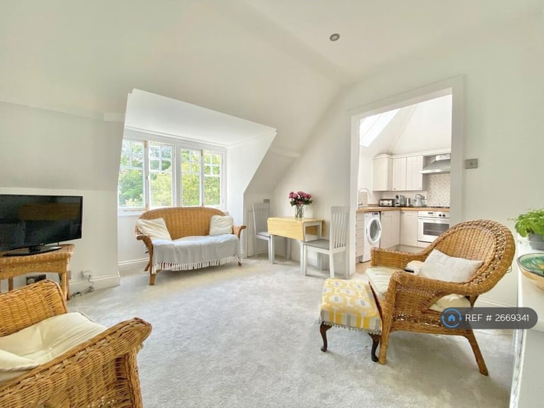 image for 2 bedroom flat in West Overcliff Drive, Bournemouth, BH4 (2 bed) (#2669341)