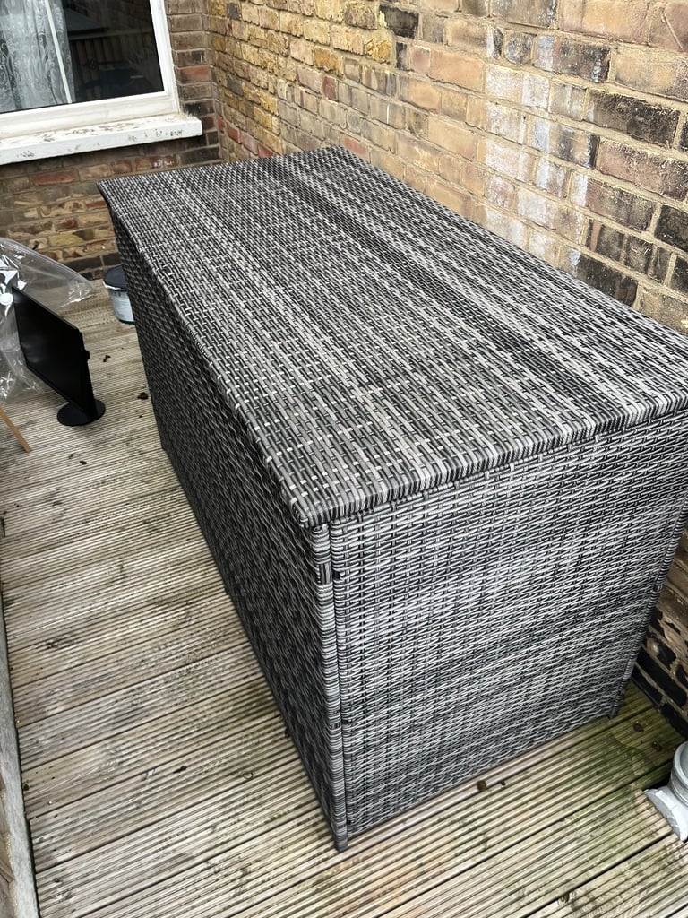 Rattan cushion box
