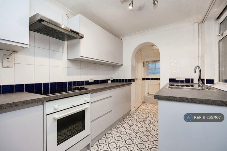 2 bedroom flat in Church Road, Guildford, GU1 (2 bed) (#2657107)