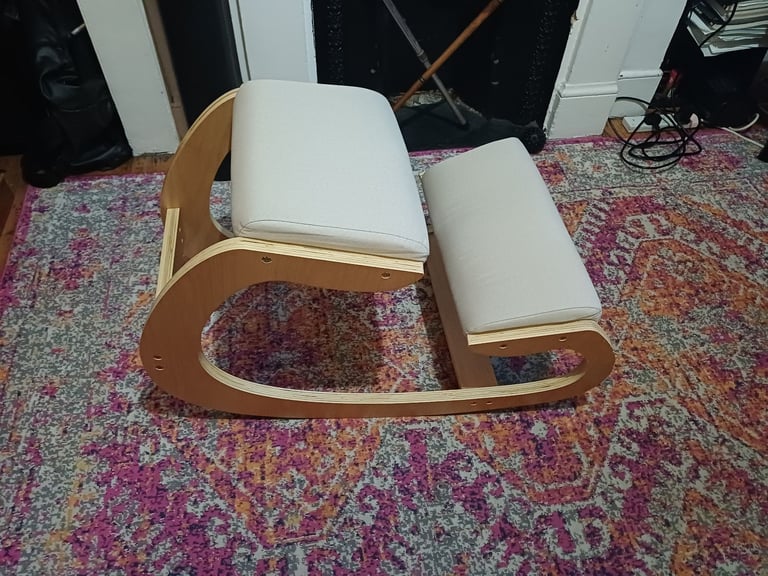 Ergonomic kneeling chair